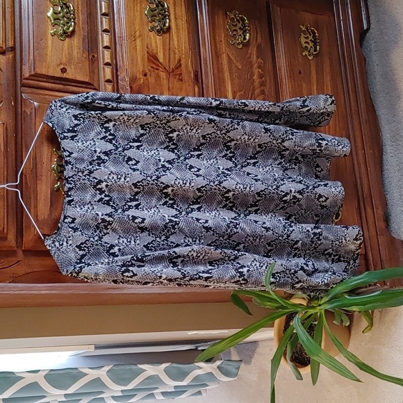 🌻Women's Joe Fresh Snakeskin Print Blouse - Picture 6 of 8